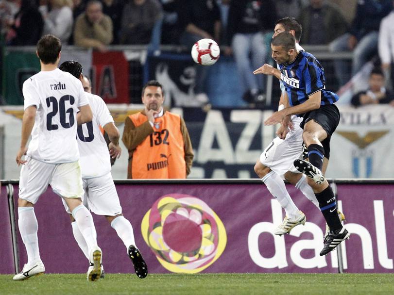 2 maggio 2010. Colpo di testa vincente contro la Lazio. Reuters